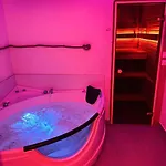 Апартаменти Jacuzzi Loft In The Center Of *