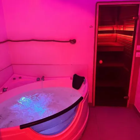 公寓 Jacuzzi Loft In The Center Of 里加