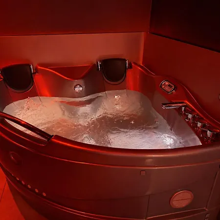 Апартаменти Jacuzzi Loft In The Center Of Рига