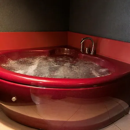 Jacuzzi Loft In The Center Of דירה
